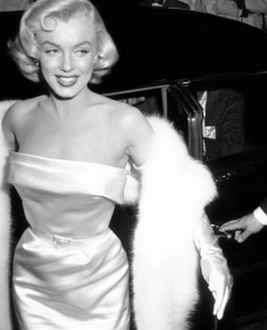 Vintage picture of Marlyn Monroe in an off-the-shoulder dress and fur shawl